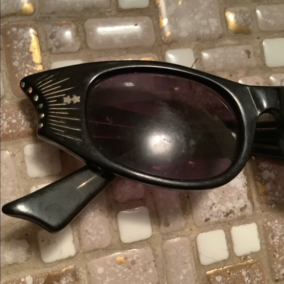 Vintage Cat Eye Sunglasses - Picture 3 of 4